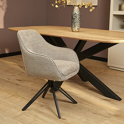 Houten eettafel met zwarte metalen poot, modern design en stijlvolle beige stofarmstoel met draaifunctie in een sfeervolle eetkamer. Perfect voor een gezellige en ruime eettafelset.