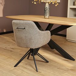 Elegante eetkamerstoel met comfortabele bekleding, geschikt voor moderne en landelijke interieurs, passend bij Mokana Meubelen.
