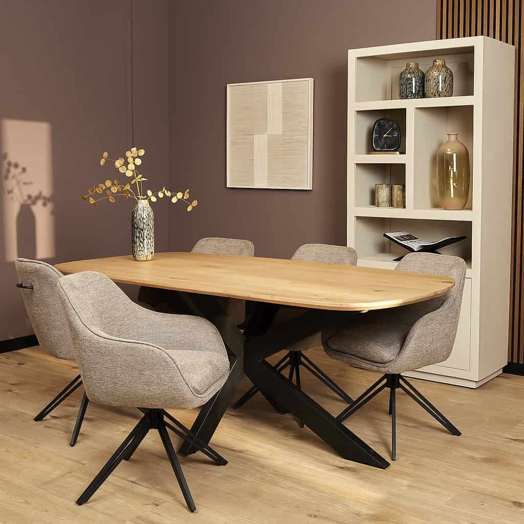 Robuuste eettafel met zwart onderstel en zachte grijze upholstered stoelen, stijlvolle woonkamer of eetkamer inrichting met landelijke meubels van Mokana Meubelen.