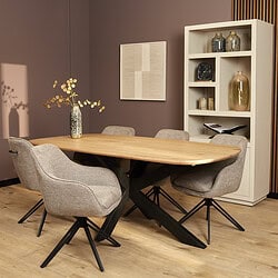 Lage resoluut tafellamp design, perfect voor een moderne eetkamer inrichting.