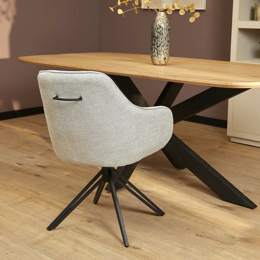 Elegant eetkamerstoel met gelige bekleding en zwart metalen poten, perfect voor modern interieur en eetkamers.