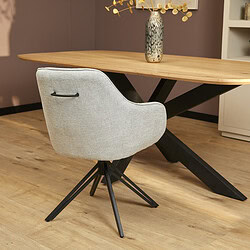 Elegant eetkamerstoel met gelige bekleding en zwart metalen poten, perfect voor modern interieur en eetkamers.