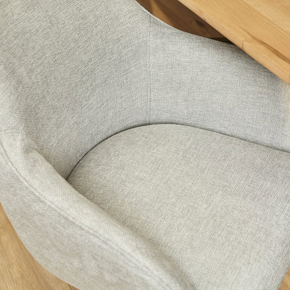 Luxueuze beige stof fauteuil met houten armleuningen voor een modern interieur.