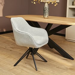 Elegante lichtgrijze eetkamerstoel met stoffelijk bekleding en modern design, geschikt voor een stijlvolle eetkamer of kantoorruimte.