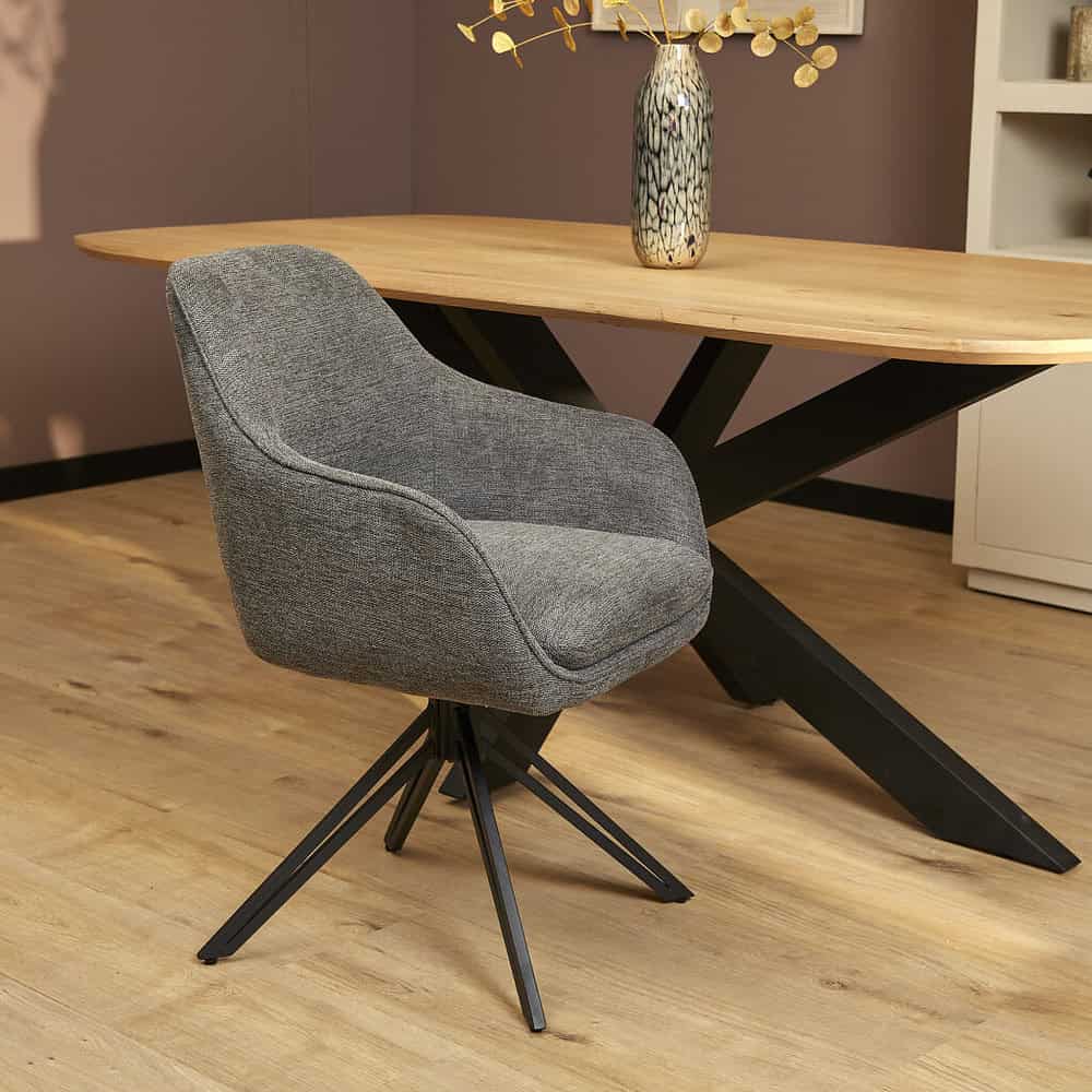Comfortabele Scandinavische bureaustoel met grijze stoffering en zwarte metalen poten, ideaal voor moderne eetkamers en werkplekken.