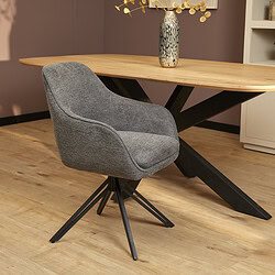 Houten eettafel met zwart metalen onderstel en een comfortabele, moderne design bureaustoel met zachte bekleding (Mokana Meubelen).