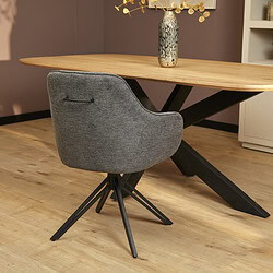 Elegante houten eettafel met moderne zwarte metalen poot in een sfeervolle woonruimte.