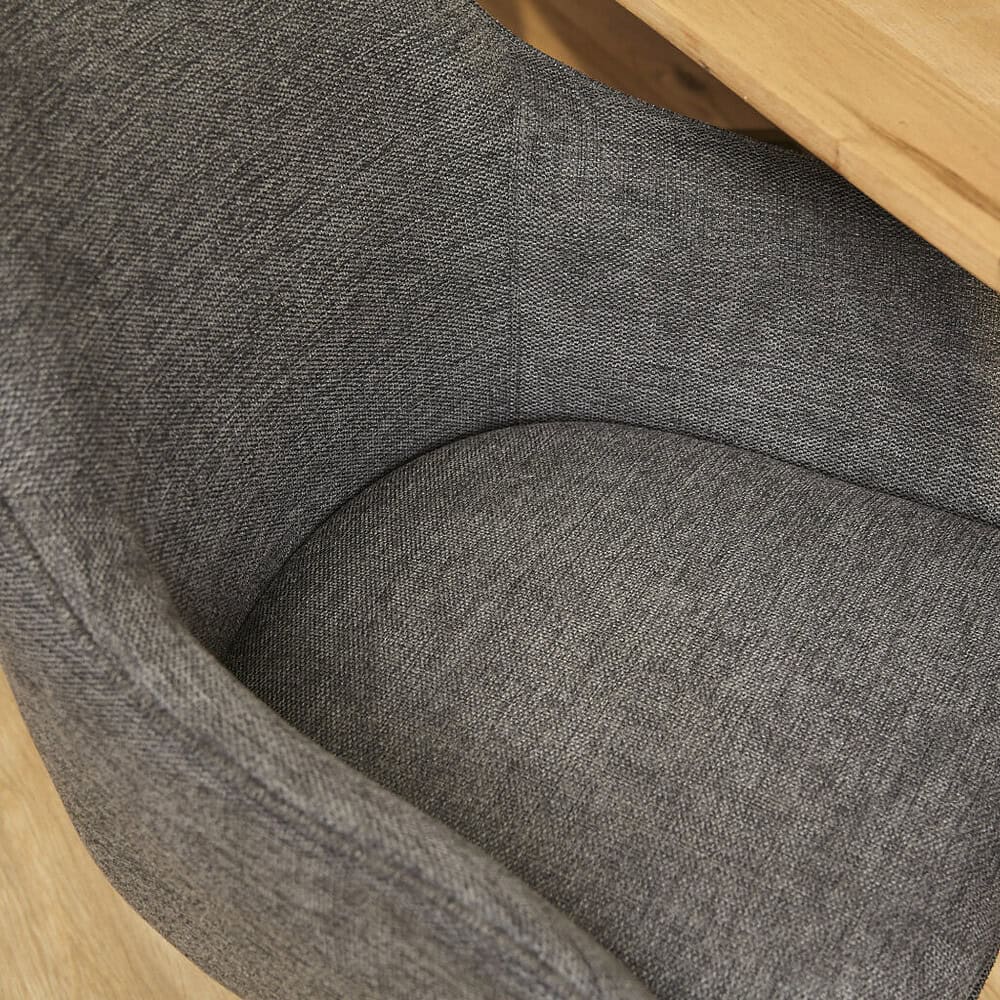 Zwarte stoffen fauteuil met houten poten, modern en comfortabel design, perfect voor woonkamer of kantoor, hoogwaardige materialen, ontworpen door Mokana Meubelen.