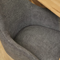 Zwarte stoffen fauteuil met houten poten, modern en comfortabel design, perfect voor woonkamer of kantoor, hoogwaardige materialen, ontworpen door Mokana Meubelen.