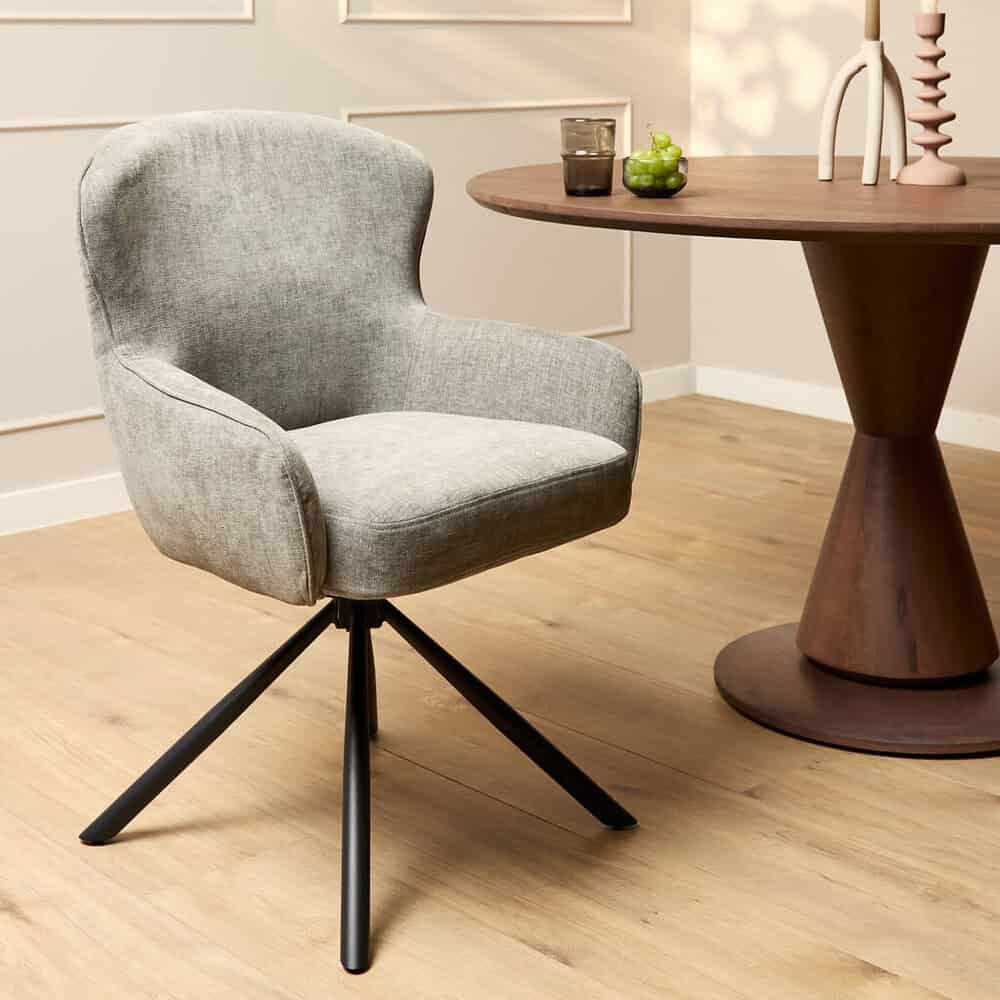 Elegante grijze draaistoel met comfortabele bekleding en zwarte metalen pootstandaard, perfect voor een moderne woonkamer of werkkamer.