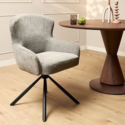 Elegante grijze draaistoel met comfortabele bekleding en zwarte metalen pootstandaard, perfect voor een moderne woonkamer of werkkamer.