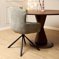 Moderne grijze armstoel met draaibaar onderstel, perfect voor eetkamer of kantoor, gecombineerd met houten tafel en stijlvolle decoratie.