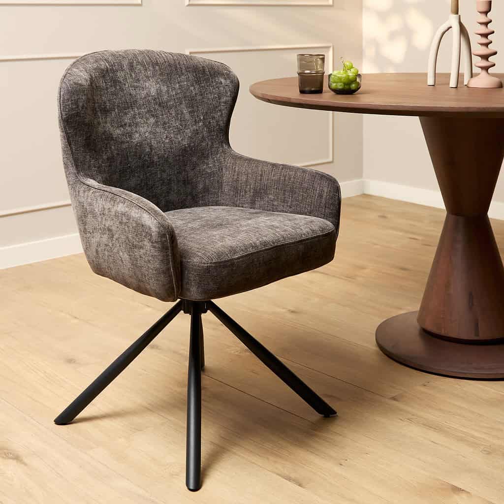 Elegante grijze tapijten fauteuil met draaimechanisme, perfect voor moderne woonkamers en kantoren, onderdeel van de Mokana Meubelen collectie.