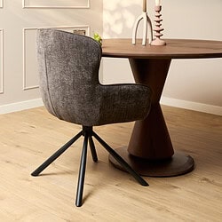 Modern zachte stoffen bureaustoel met draaibaar onderstel op wieltjes, geschikt voor kantoor of thuiswerk. Perfect voor een stijlvolle en comfortabele werkruimte.