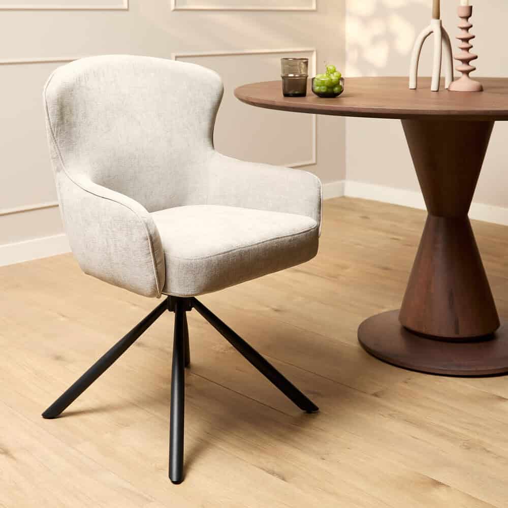 Modern Scandinavisch eetkamerstoel met licht grijze bekleding en zwarte houten poten, perfect voor een gezellige en stijlvolle eetruimte.