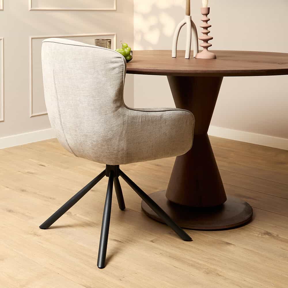 Elegant beige kantoorfauteuil met zijden stof en zwarte metalen poot voor comfort en stijl. Perfect voor een moderne werkplek of thuiskantoor, gecombineerd met det grafische tafel.