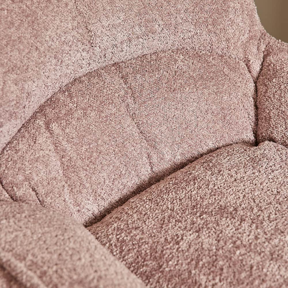 Gezellig roze gestoffeerde bank met zachte boucle stof, modern design en comfortabele zit. Perfect voor een stijlvolle en gezellige woonkamer met hoogwaardige meubelmaak.