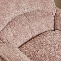 Luxueuze zachte pink fluwelen bank voor een stijlvolle woonkamer, perfect voor comfort en elegantie.