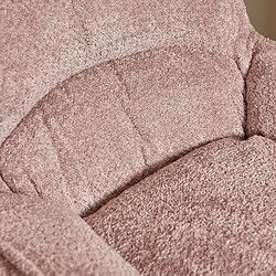 Gezellig roze gestoffeerde bank met zachte boucle stof, modern design en comfortabele zit. Perfect voor een stijlvolle en gezellige woonkamer met hoogwaardige meubelmaak.