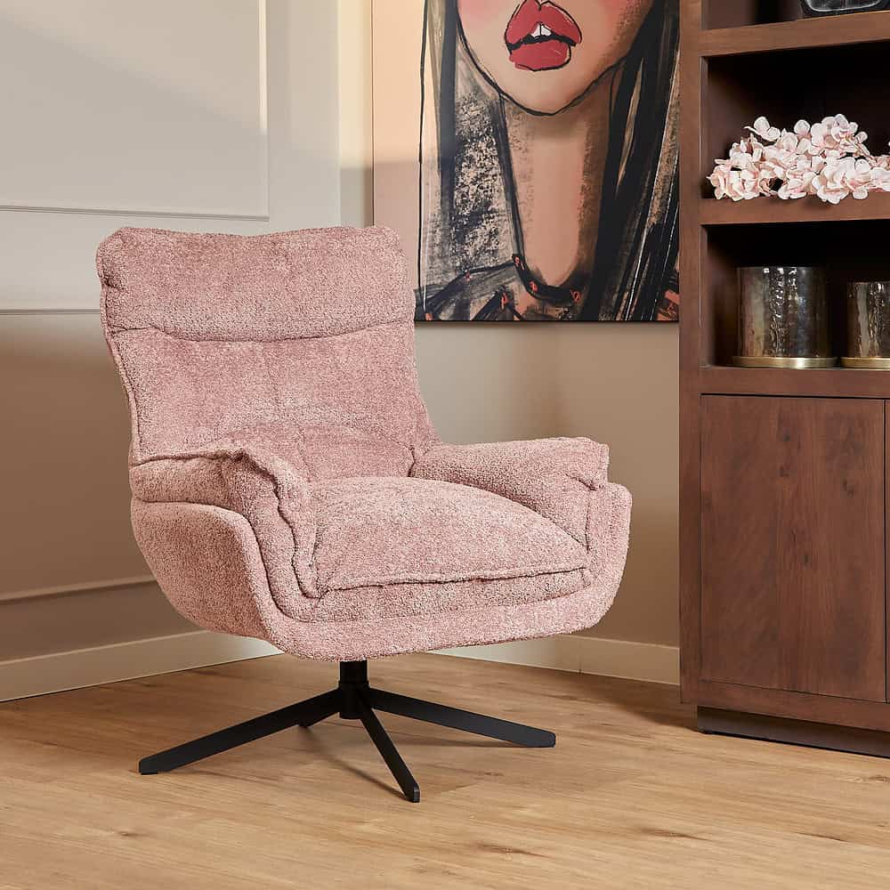 Lichtroze stoffen lounge fauteuil met zwarte poot, comfortabel en modern design, ideaal voor woonkamer en interieur.