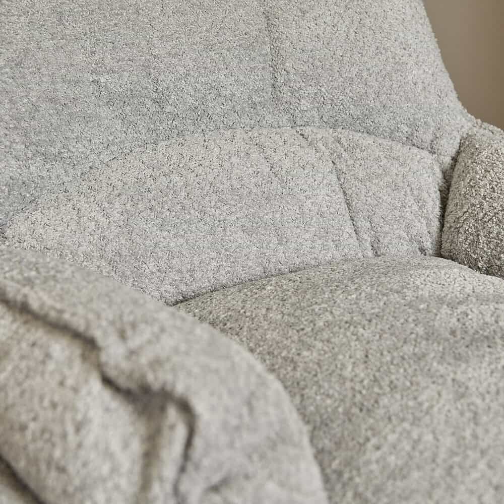 Comfortabele, zachte stoffen bank met textuur, perfect voor woonkamer decoratie en ontspanning.