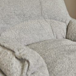 Comfortabele, zachte stoffen bank met textuur, perfect voor woonkamer decoratie en ontspanning.