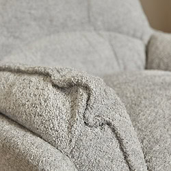 Luxe stoffen bank in zachte beige kleur, perfect voor een stijlvolle en comfortabele woonkamer. Handgemaakt meubel met een moderne uitstraling en hoogwaardige afwerking.