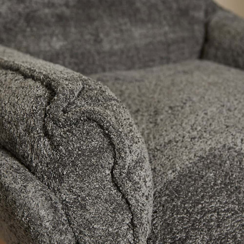 Luxueus stoffen bank met innovatieve, comfortabele bekleding, perfect voor modern interieur, vervaardigd door Mokana Meubelen.
