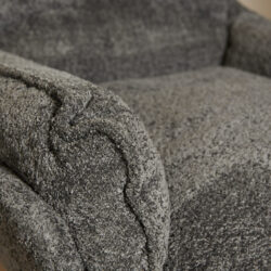 Luxueus stoffen bank met innovatieve, comfortabele bekleding, perfect voor modern interieur, vervaardigd door Mokana Meubelen.
