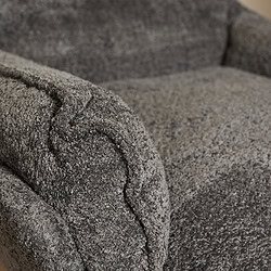 Gestructureerd close-up van een zacht, stoffen hoekbank in grijs gemêleerd textiel, ideaal voor modern interieur en comfortabele woonkamerinrichting.