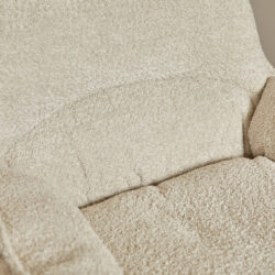 Luxe stoffen stoffen bank met zachte textuur en stijlvolle uitstraling, perfect voor moderne huiskamers en comfortabel relaxen.