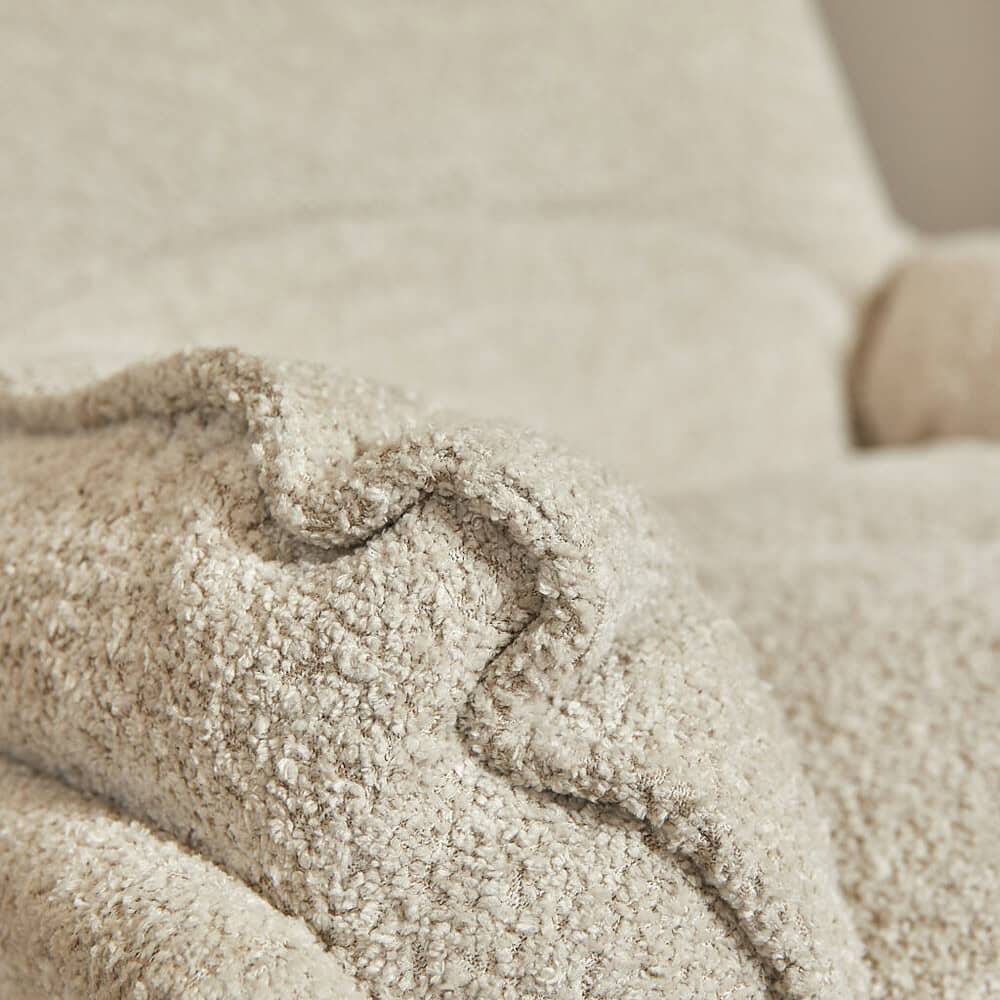 Zacht beige sierkussen op een velours bank, perfect voor een stijlvolle en comfortabele inrichting.