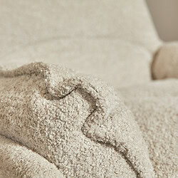 Zacht beige sierkussen op een velours bank, perfect voor een stijlvolle en comfortabele inrichting.