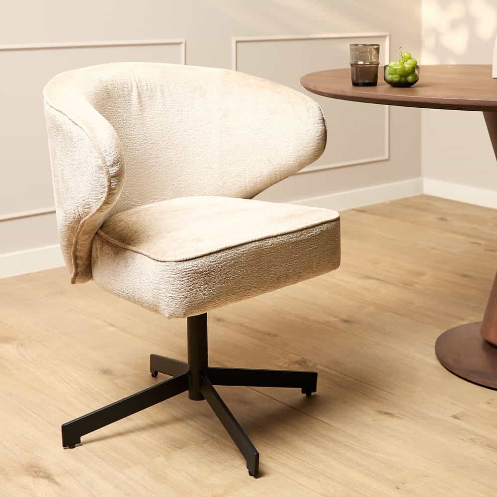 Elegante beige bureaustoel met comfortabele stoffering en zwart metalen onderstel, perfect voor een moderne kantoor- of woonruimte.