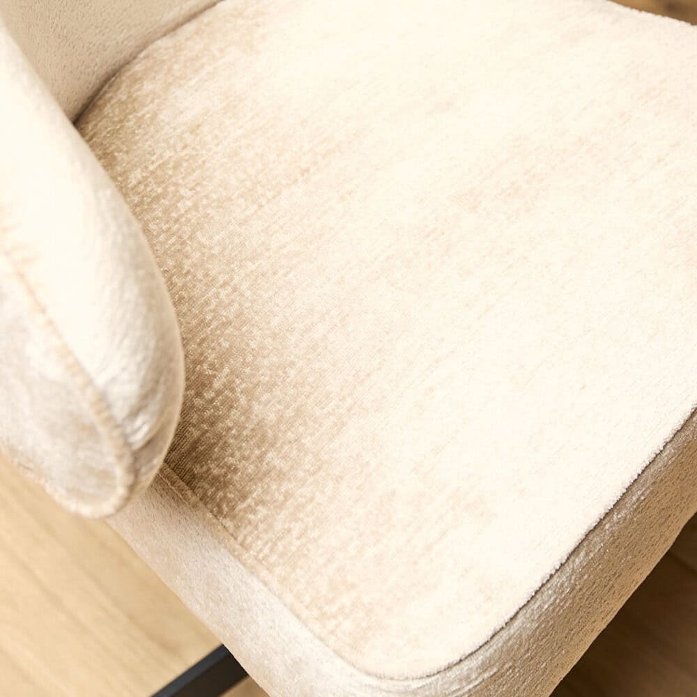 Zacht afgewerkt vintage fluwelen velvet stoel in crèmekleur, elegant en comfortabel.
