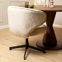Luxe design stoel met zachte beige bekleding en zwarte onderstel, perfect voor moderne eetkamers en kantoren.