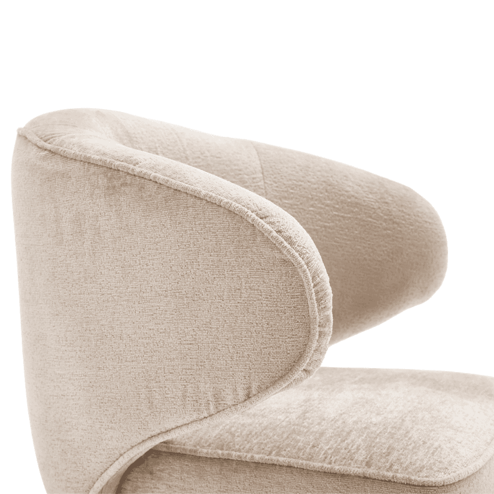 Design fauteuil van zachte beige velvet stof, modern en comfortabel meubelstuk voor woonkamer, perfect voor stijlvolle inrichting, maatwerk mogelijk bij Mokana Meubelen.