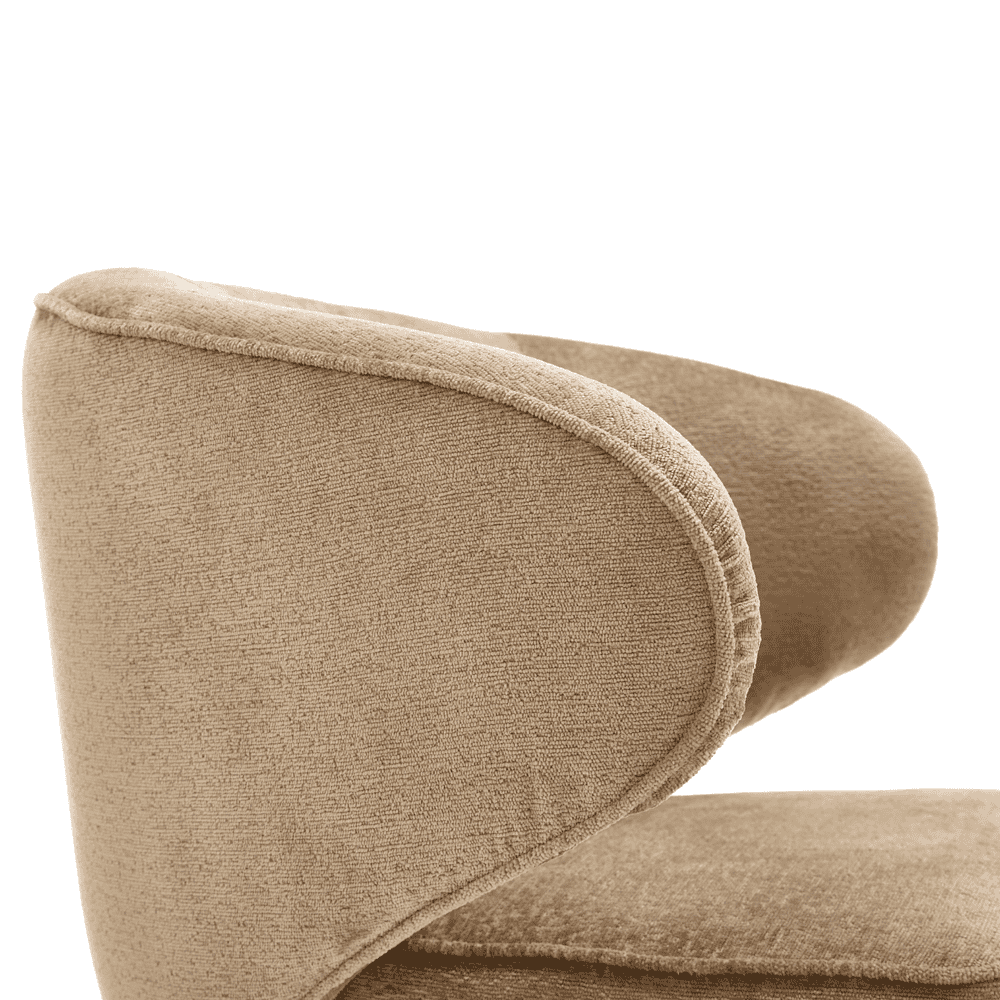 Zachte beige stoffen fauteuil met comfortabele, schuine armleuningen en romantisch design, perfect voor modern interieur en ontspanning.