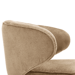 Zachte beige stoffen fauteuil met comfortabele armleuningen, perfect voor een stijlvolle en gezellige zitplek in de woonkamer.