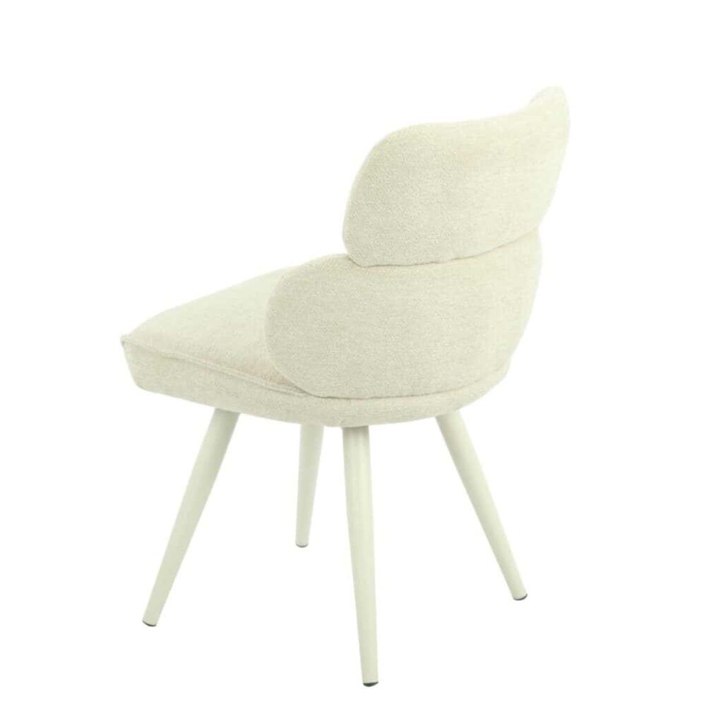 Luxe witte eetkamerstoel met comfortabele kussens en Scandinavisch ontwerp, perfect voor moderne interieurs en elegant wooncomfort.
