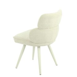 Luxe witte eetkamerstoel met comfortabele kussens en Scandinavisch ontwerp, perfect voor moderne interieurs en elegant wooncomfort.