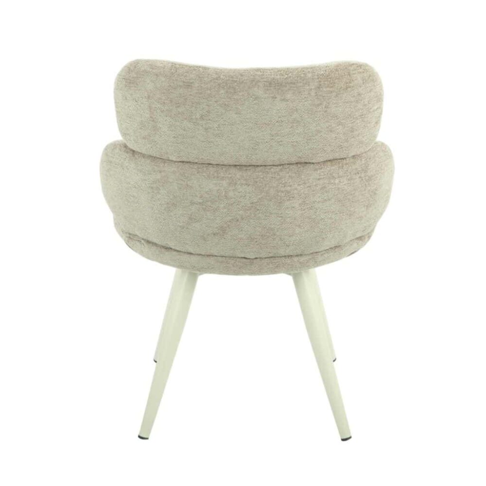 Zachte beige stoffen stoel met afgeronde rugleuning en witte houten poten, modern en comfortabel design voor elke woonkamer.