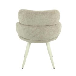 Zachte beige stoffen stoel met afgeronde rugleuning en witte houten poten, modern en comfortabel design voor elke woonkamer.
