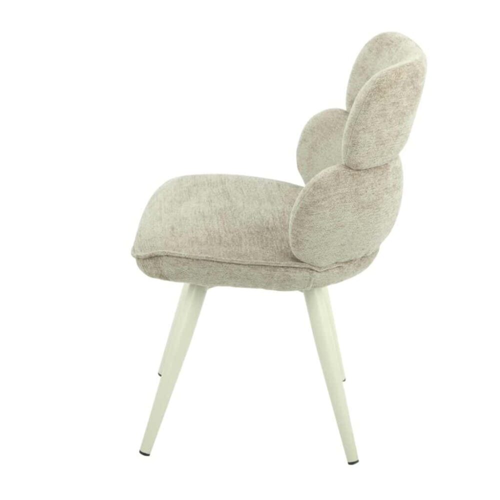 Eetkamerstoel met beige stoffering en sterke houten poten, modern design voor stijlvol interieur.