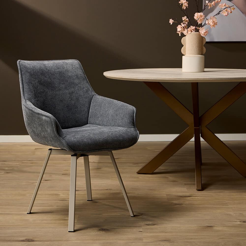 Luxe upholstered eetkamerstoel in donkergrijs fluweel met moderne metalen poten, perfect voor stijlvolle eetkamers en zithoeken.