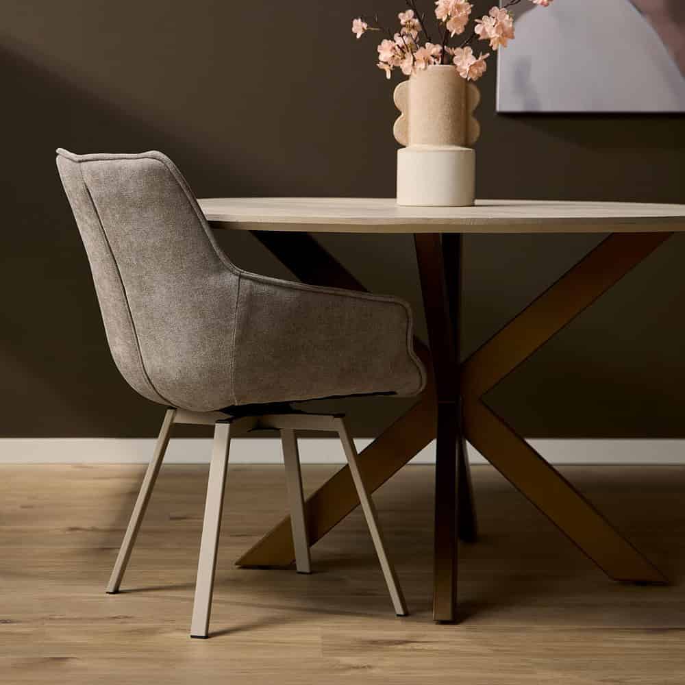 Elegante beige stoffen eetkamerstoel met houten poten, ideaal voor modern en landelijk interieur. Gepersonaliseerd ontwerp voor comfort en stijl.