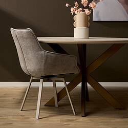 Elegante eetkamerstoel met zachte stoffen bekleding en stevige metalen poten, perfect voor comfortabel dineren en modern interieur.