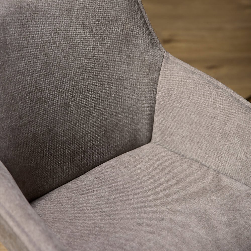 Elegant stoffen fauteuil in neutrale tinten, perfect voor modern interieur, puur vakmanschap in meubelontwerp, comfortabel en duurzaam, ideaal voor gezellige woonkamer decoratie.