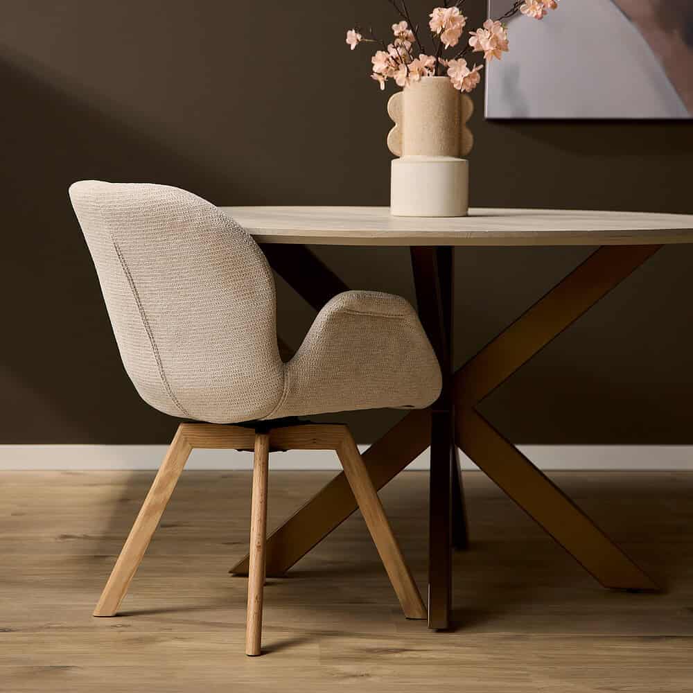 Elegante eettafel met landelijke stijlvolle houten poten en bijpassende beige gestoffeerde stoel met houten poten, perfect voor modern en warm interieur.