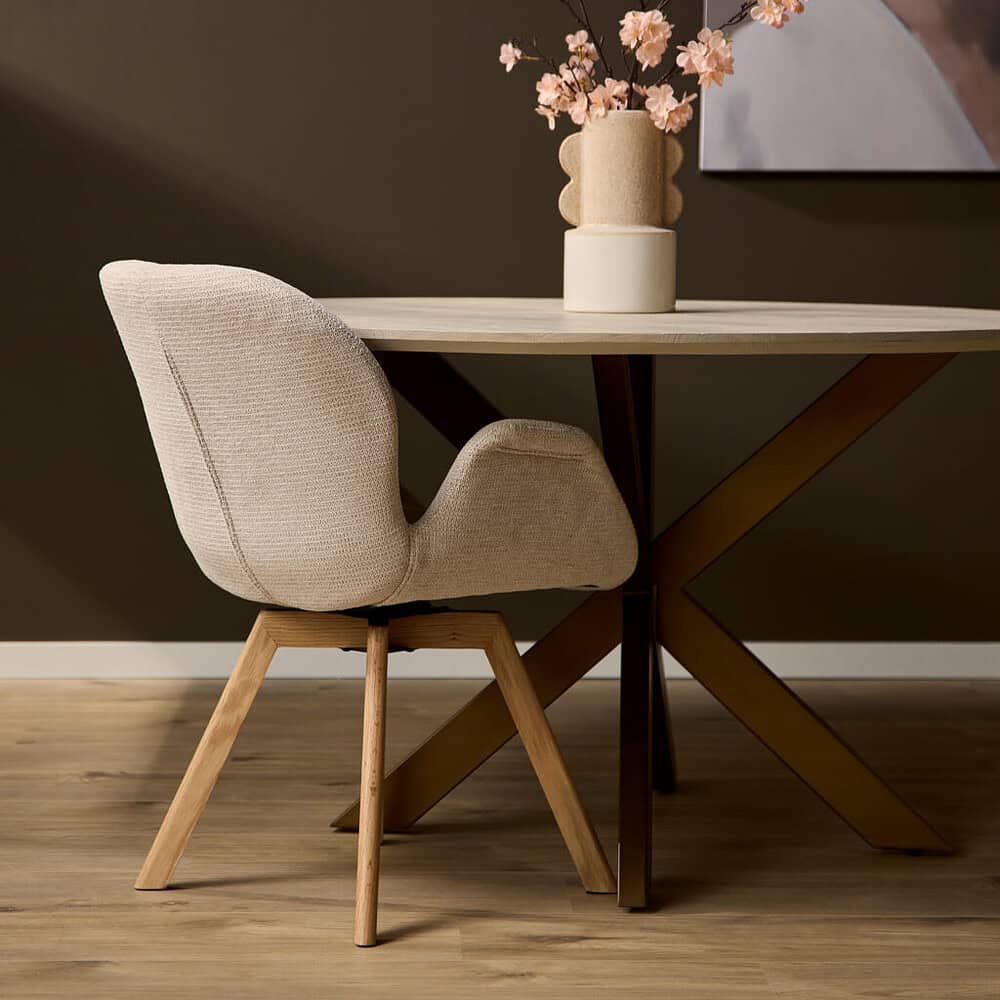 Moderne eetkamerstoel met houten poten en zachte bekleding, elegant design, geschikt voor een stijlvolle eethoek of kantoorruimte.